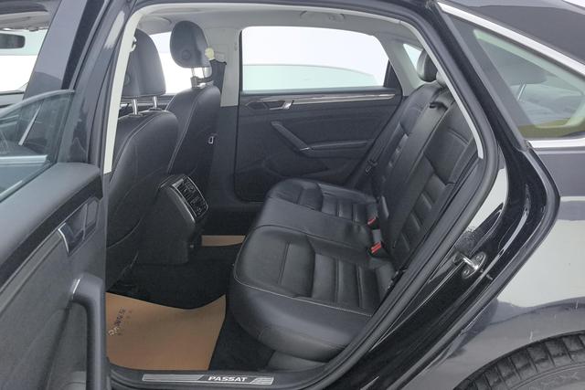 Volkswagen Passat 2017 330 TSI DSG — фото 16