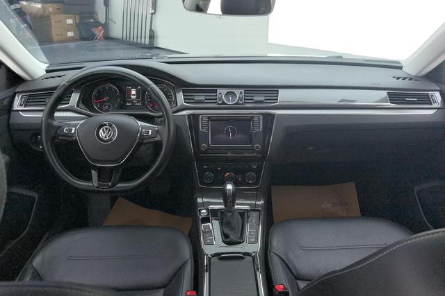 Volkswagen Passat 2017 330 TSI DSG — фото 13