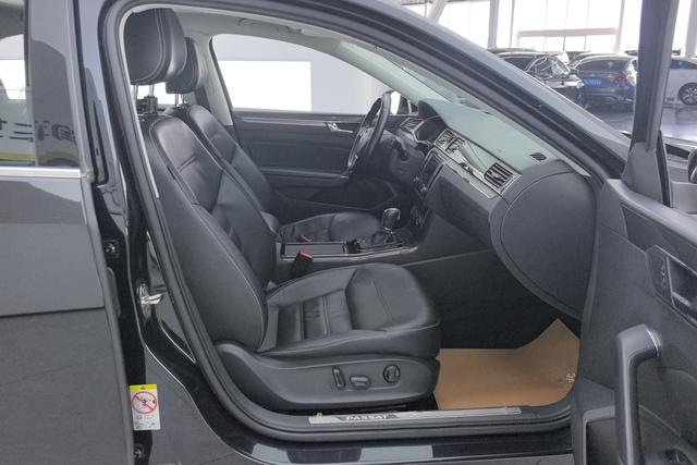 Volkswagen Passat 2017 330 TSI DSG — фото 15