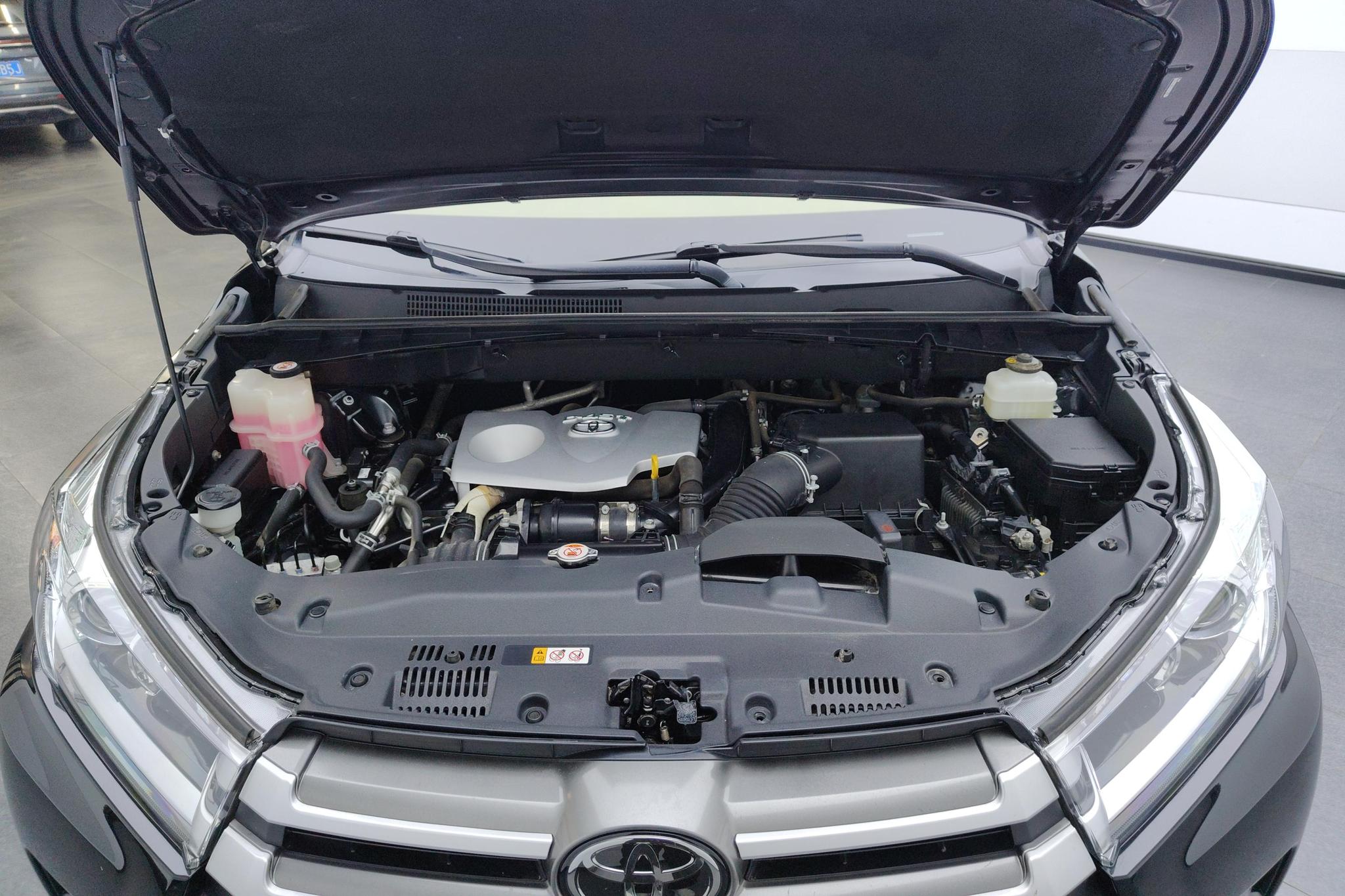 Toyota Highlander 2018 2.0T Luxury 7 мест V