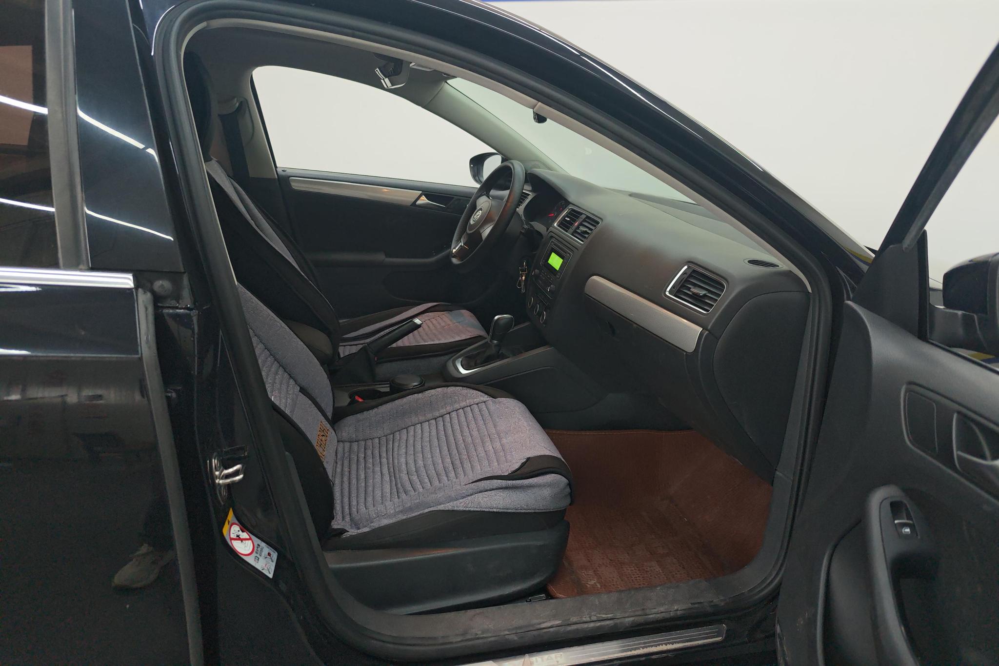 Volkswagen Sagitar 2014 1.6L AT Comfort