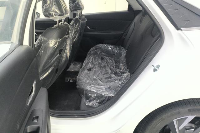 Hyundai Elantra 2023 1.5 L CVT GLX — фото 16