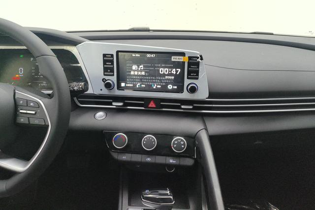 Hyundai Elantra 2023 1.5 L CVT GLX — фото 12