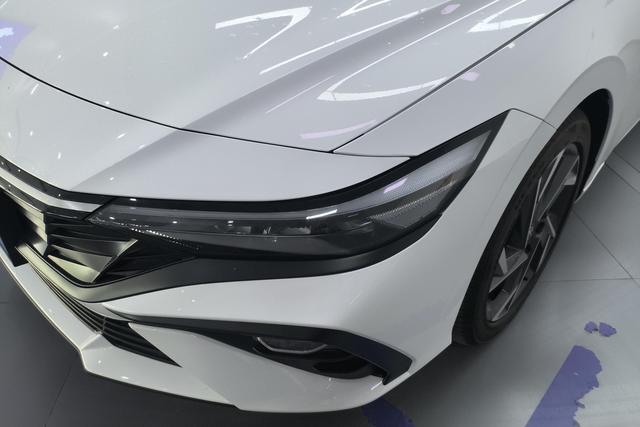Hyundai Elantra 2023 1.5 L CVT GLX — фото 4