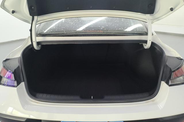 Hyundai Elantra 2023 1.5 L CVT GLX — фото 17