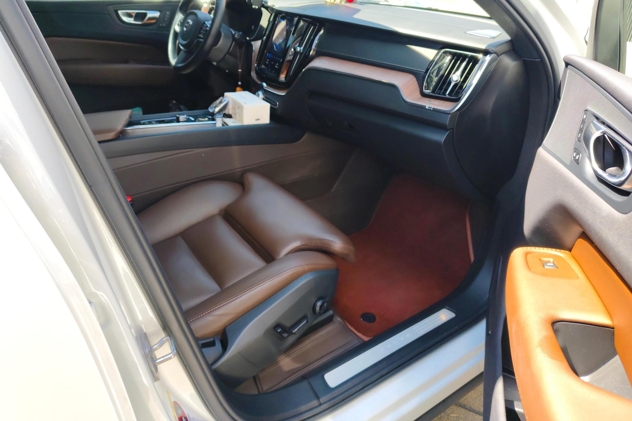 Volvo XC60 2024 B5 Luxury