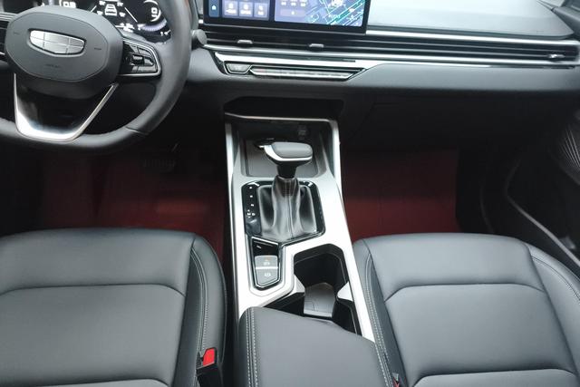 Geely Emgrand 2025 4 1.5 L CVTPremium — фото 10
