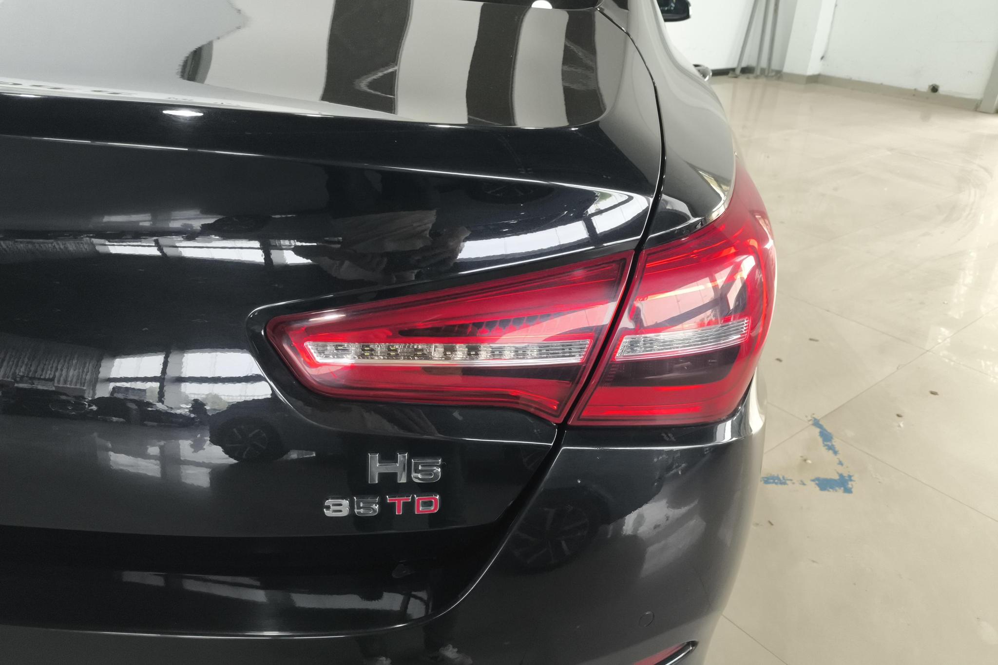 Hongqi H5 2022 1.8T AT
