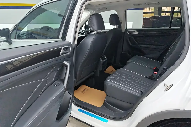 Volkswagen Tiguan L — фото 10