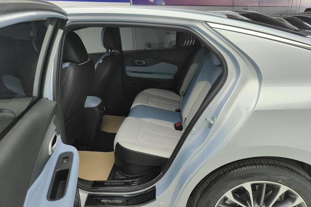 Trumpchi Empow 2023 2.0 L DHT Hybrid — фото 16
