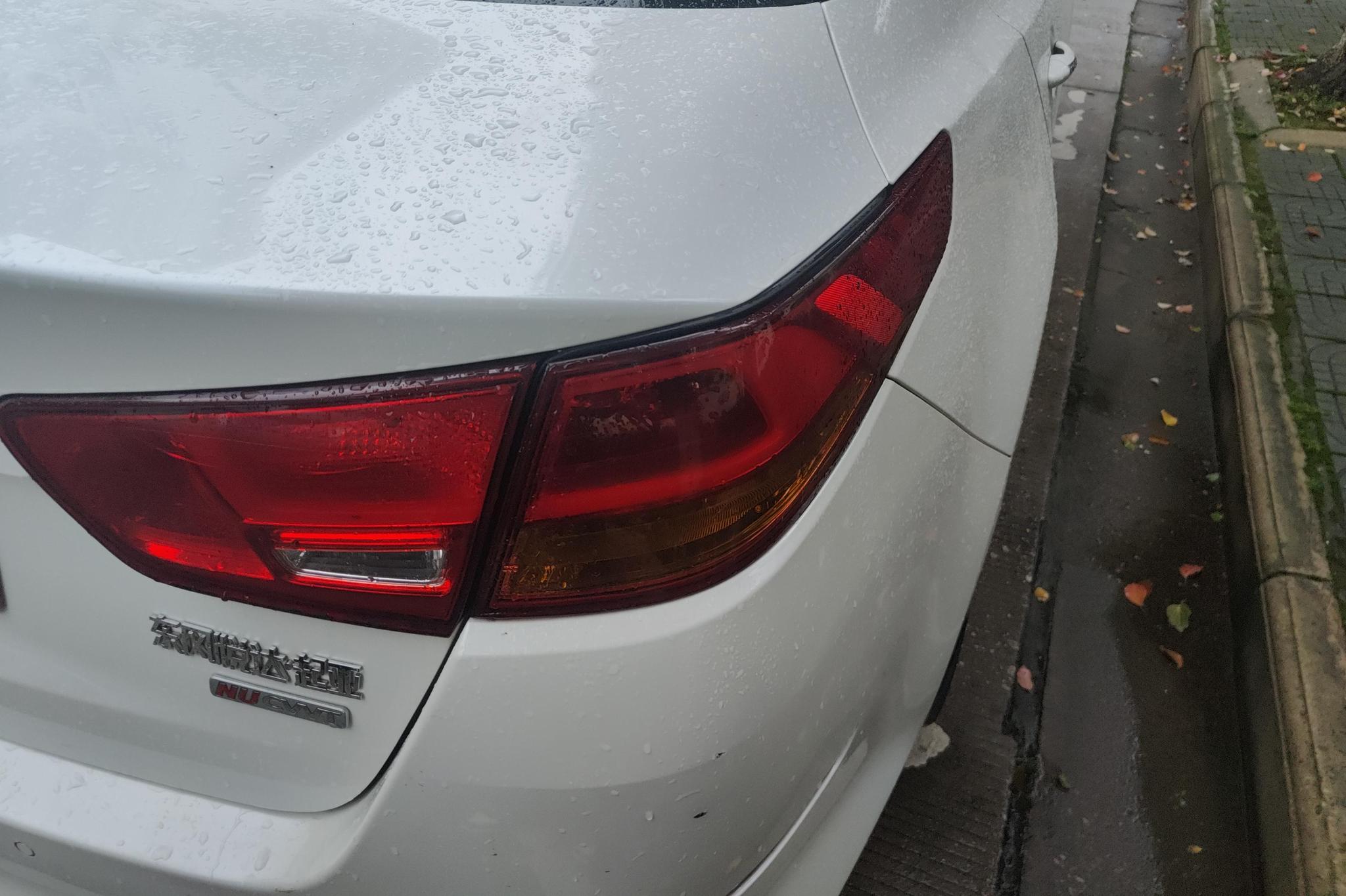 Kia K5 2015 2.0L AT LUX