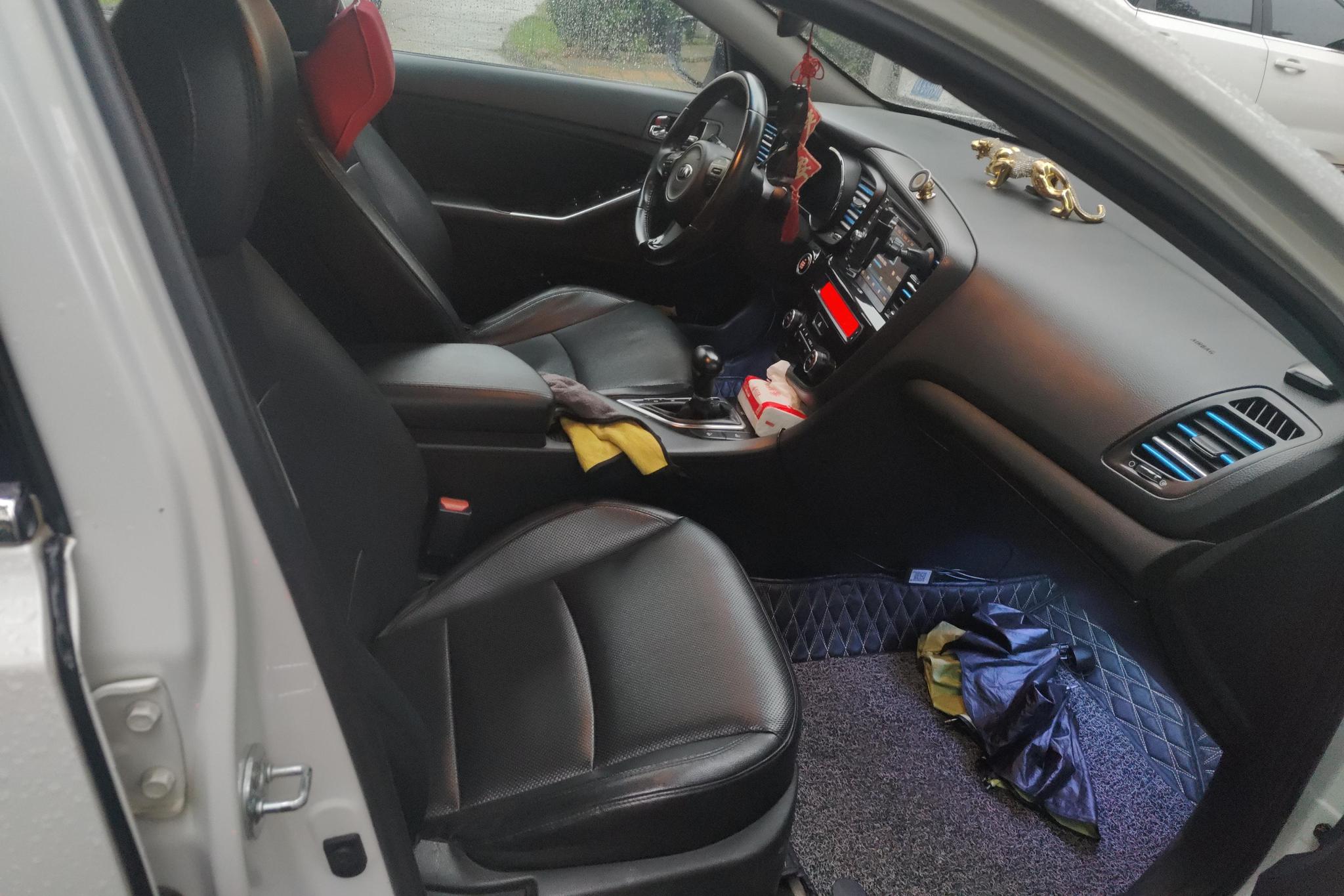 Kia K5 2015 2.0L AT LUX