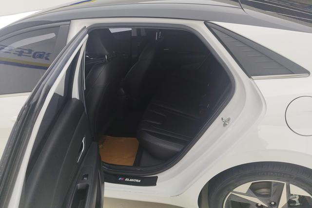 Hyundai Elantra 2021 1.5 L CVT LUX — фото 16
