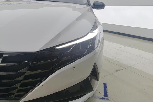 Hyundai Elantra 2021 1.5 L CVT LUX — фото 13