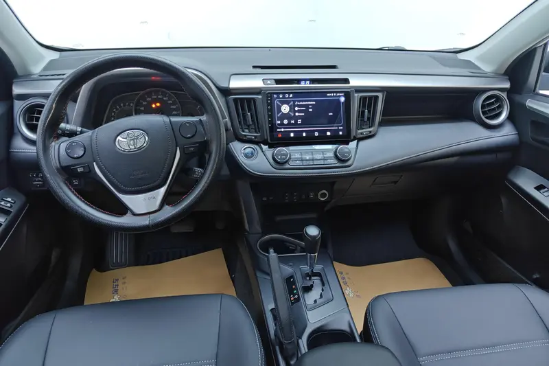 Toyota RAV4 — фото 8