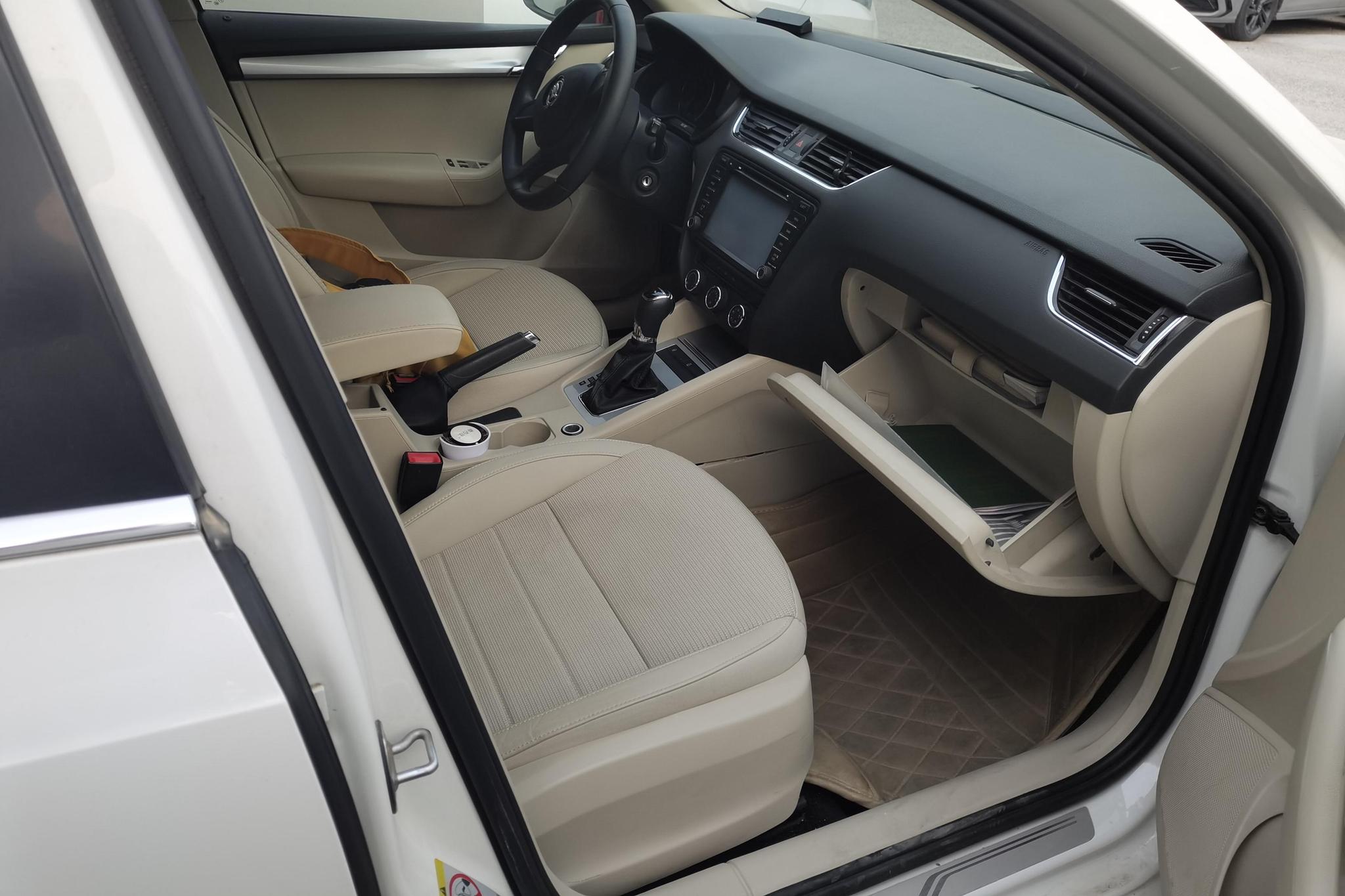 Skoda Octavia 2015 1.6L AT