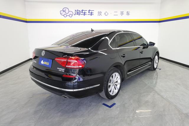 Volkswagen Passat 2017 330 TSI DSG — фото 3