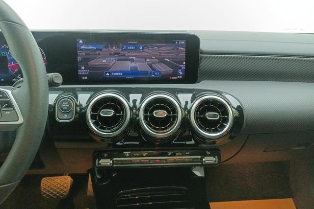 Mercedes-Benz A-Class 2023 A 200 L — фото 13