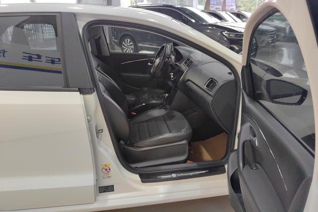 Volkswagen Polo 2016 1.6 L ATLuxury — фото 11