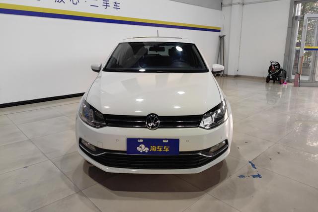 Volkswagen Polo 2016 1.6 L ATLuxury — фото 2
