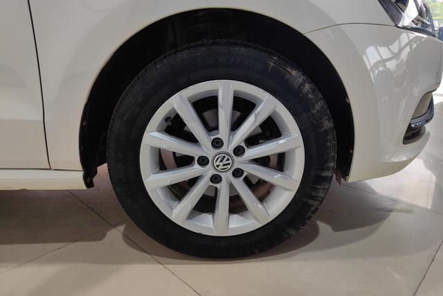 Volkswagen Polo 2016 1.6 L ATLuxury — фото 4