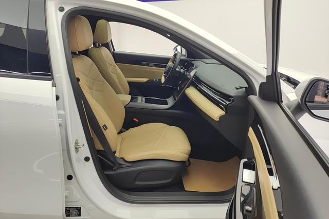 Geely Galaxy L6 2023 1.5 T DHT 125km PLUS — фото 15