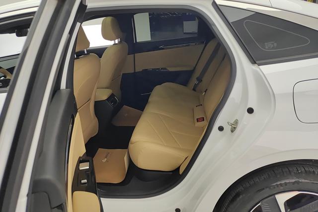 Geely Galaxy L6 2023 1.5 T DHT 125km PLUS — фото 16