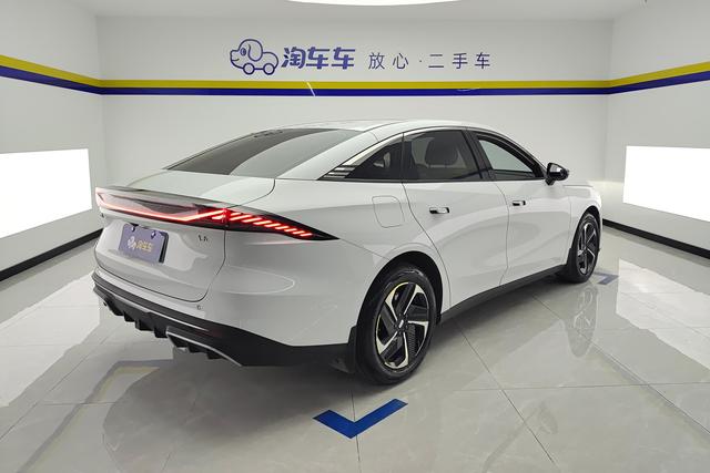 Geely Galaxy L6 2023 1.5 T DHT 125km PLUS — фото 3