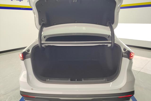 Geely Galaxy L6 2023 1.5 T DHT 125km PLUS — фото 17
