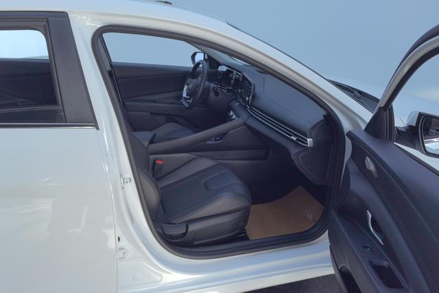 Hyundai Elantra 2023 1.5 L CVT GLX — фото 8