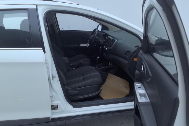 Dongfeng AX3 2016 1.5 L AT — фото 15