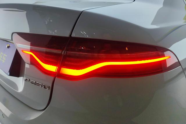 Jaguar XEL 2022 2.0 T 250 PS R-DYNAMIC S — фото 5