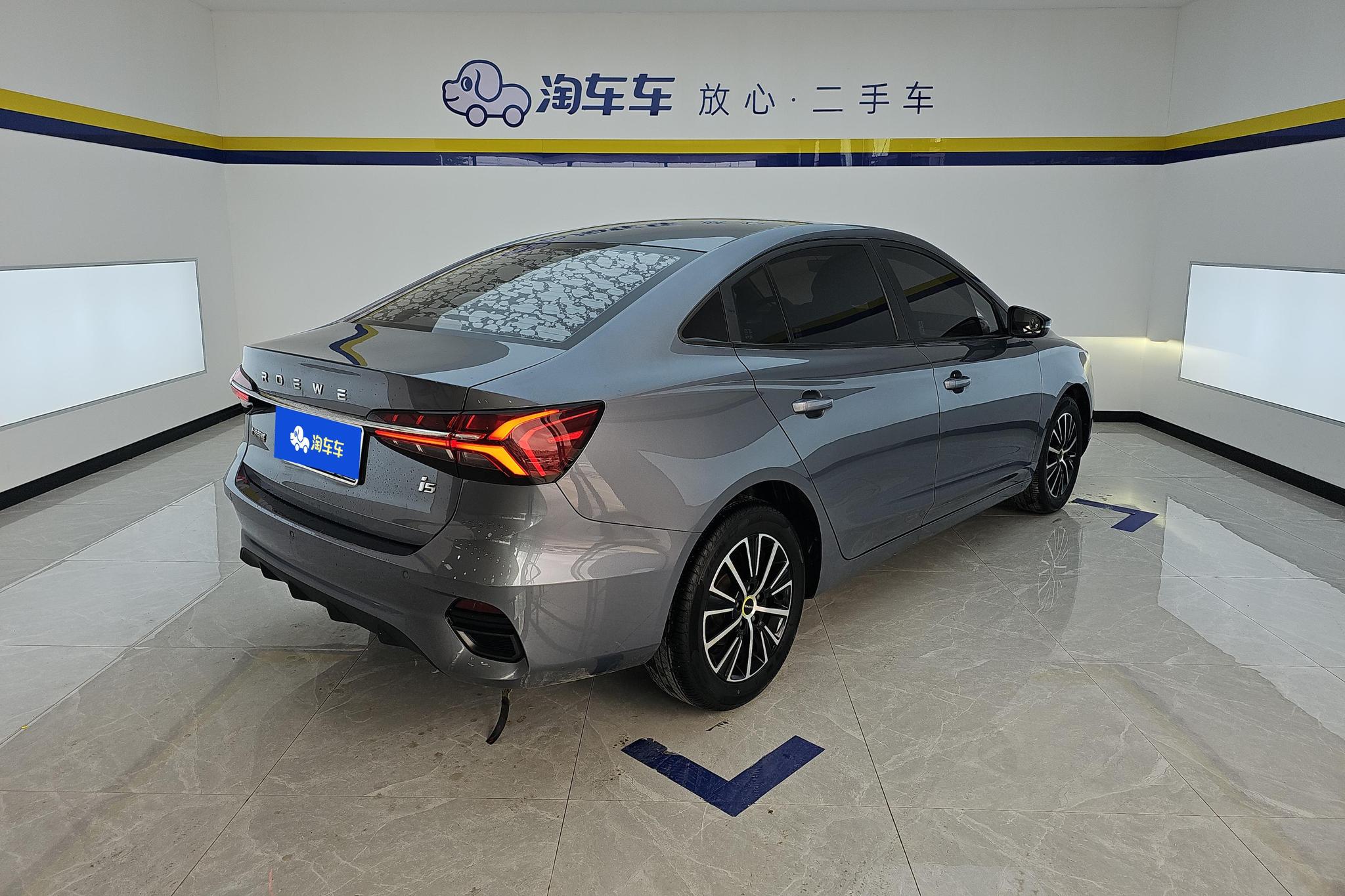 Roewe i5 2021 1.5L CVT Black Gold