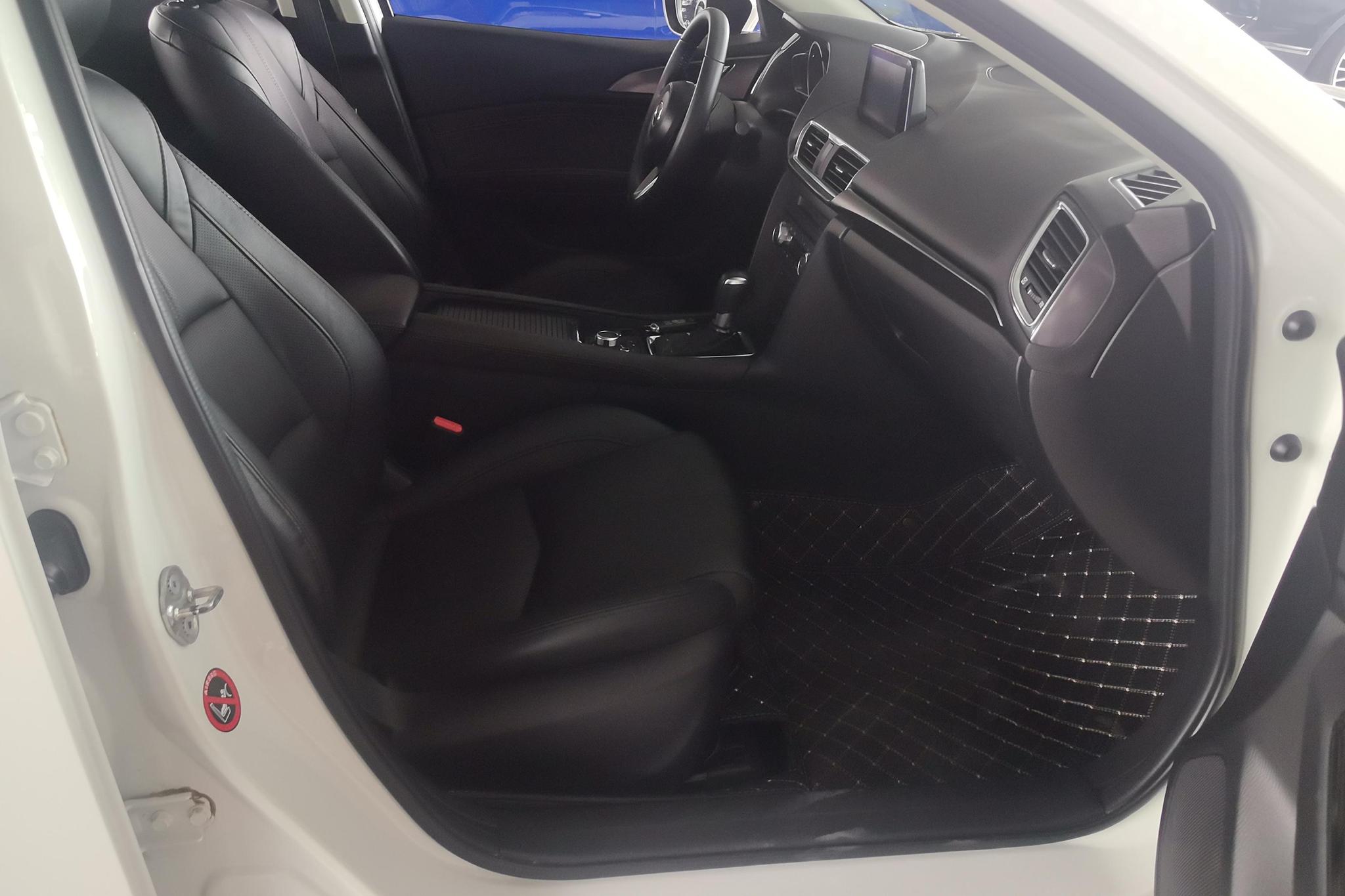 Mazda Mazda3 3 2017 2.0L AT Luxury V