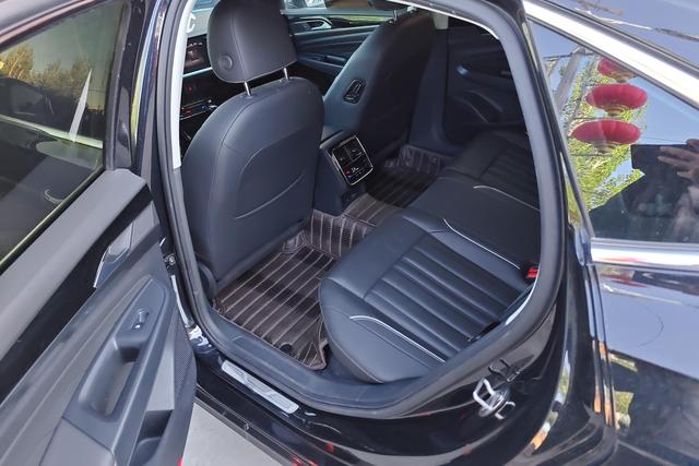 Volkswagen Passat 2023 330 TSI — фото 11