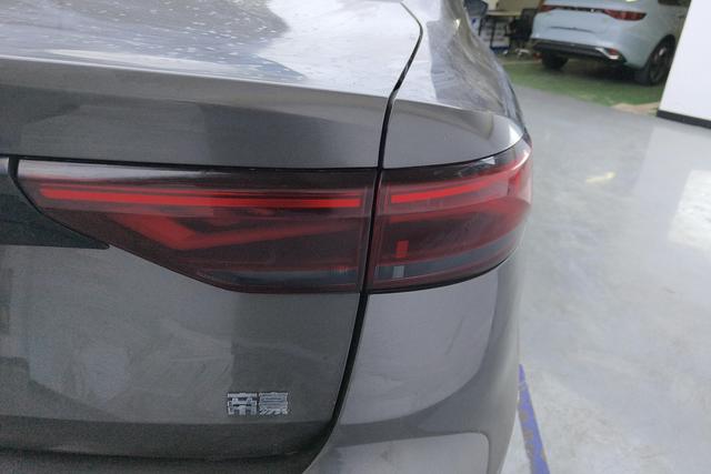 Geely Emgrand 2023 4 1.5 L CVTLuxury — фото 6