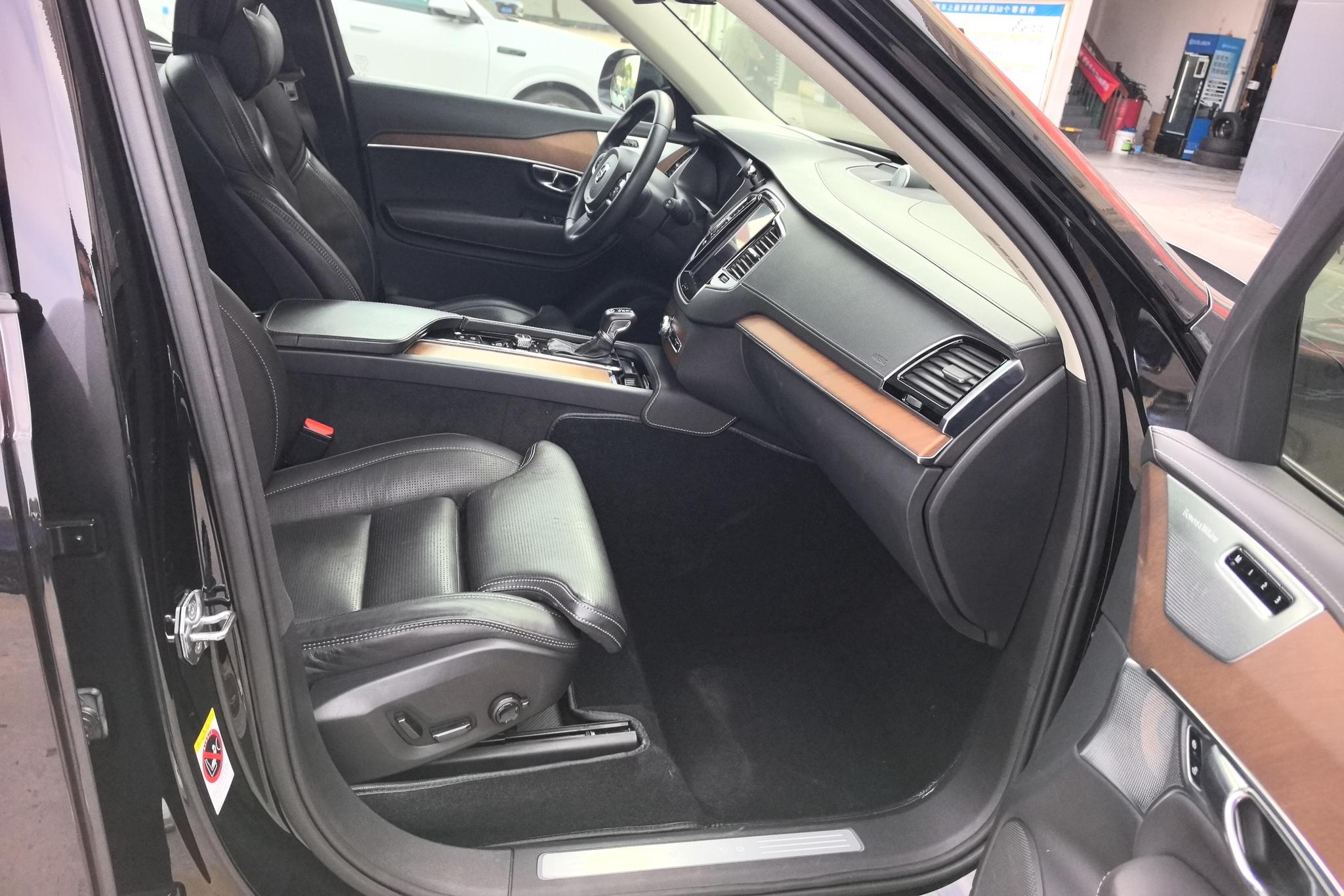 Volvo XC90 2015 T6 7 мест