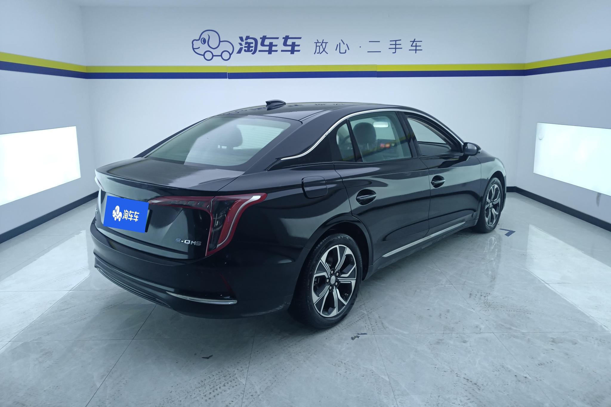 Hongqi E-QM5