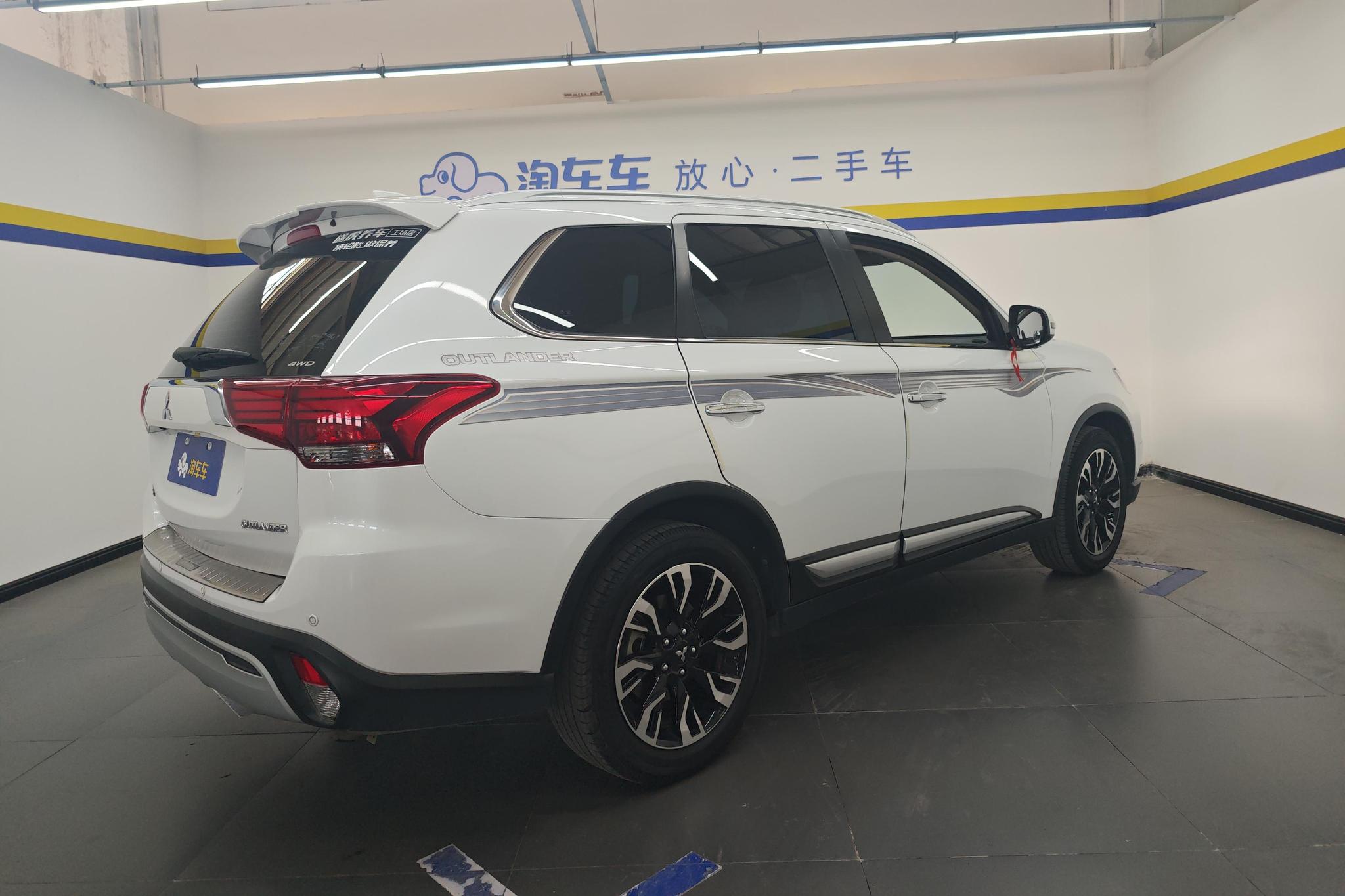 Mitsubishi Outlander 2021 2.4L 7 мест
