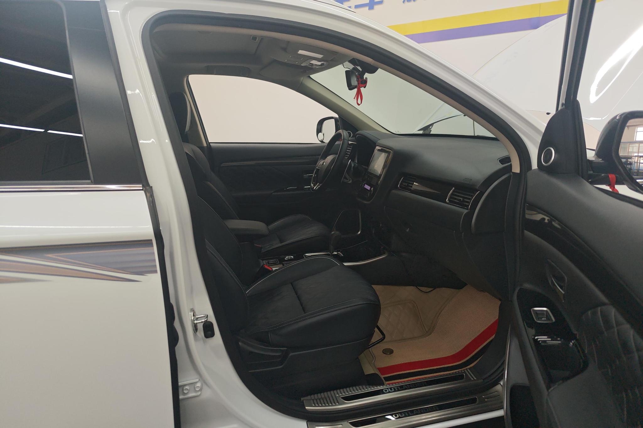 Mitsubishi Outlander 2021 2.4L 7 мест