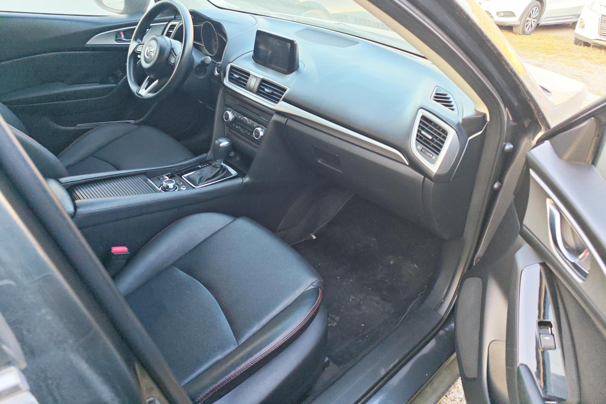 Mazda Mazda3 3 2017 1.5L AT Luxury V