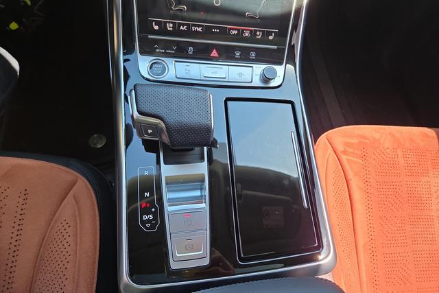 Audi Q7 2023 55 TFSI quattro S line Sport — фото 15
