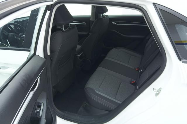 Geely Emgrand 2025 1.5 L MT — фото 16