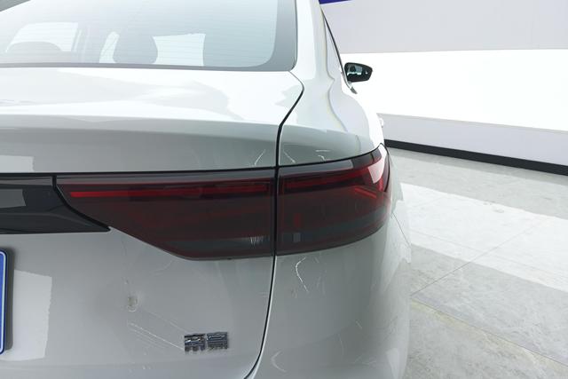 Geely Emgrand 2025 1.5 L MT — фото 6