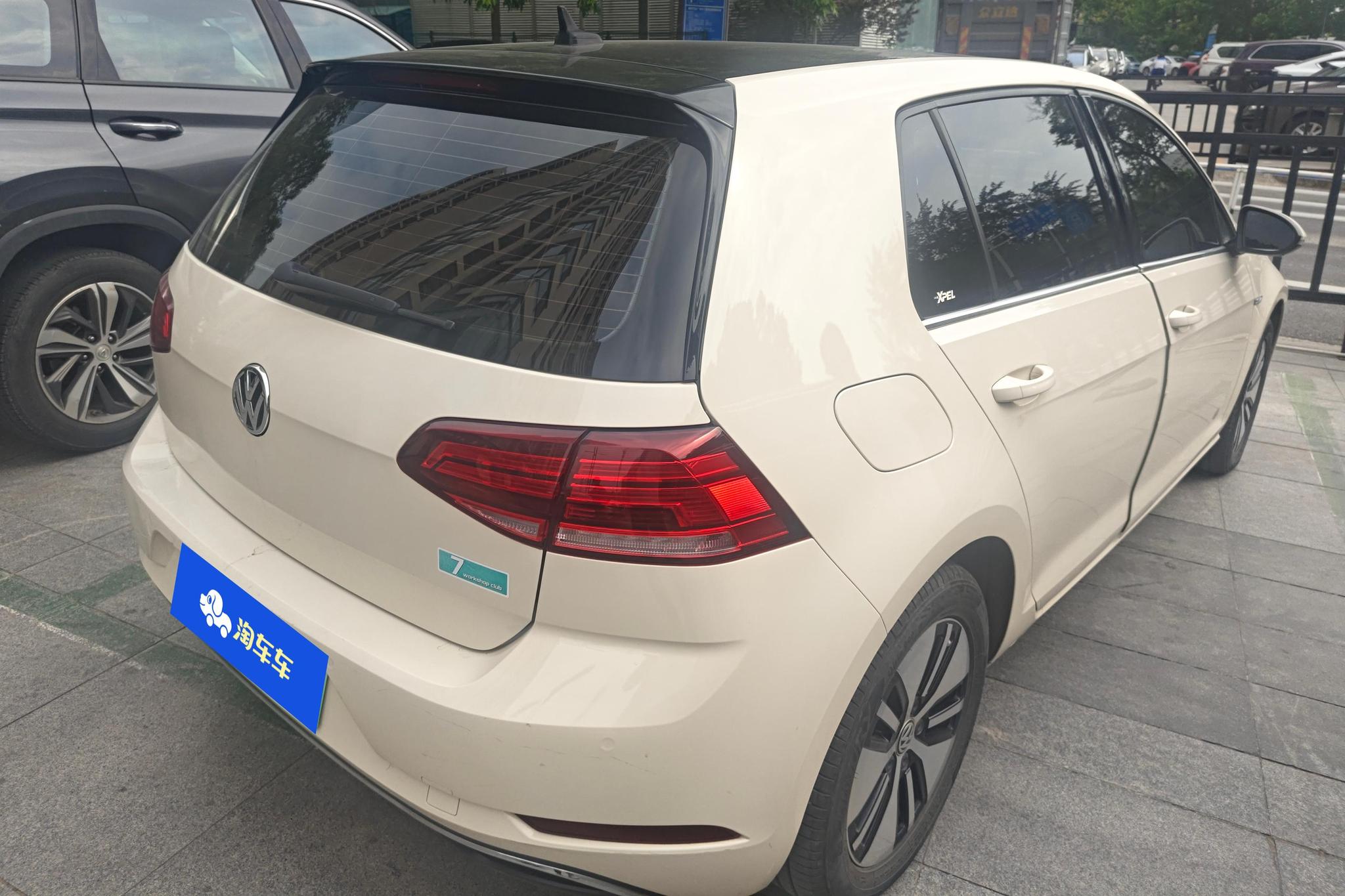 Volkswagen Golf ·