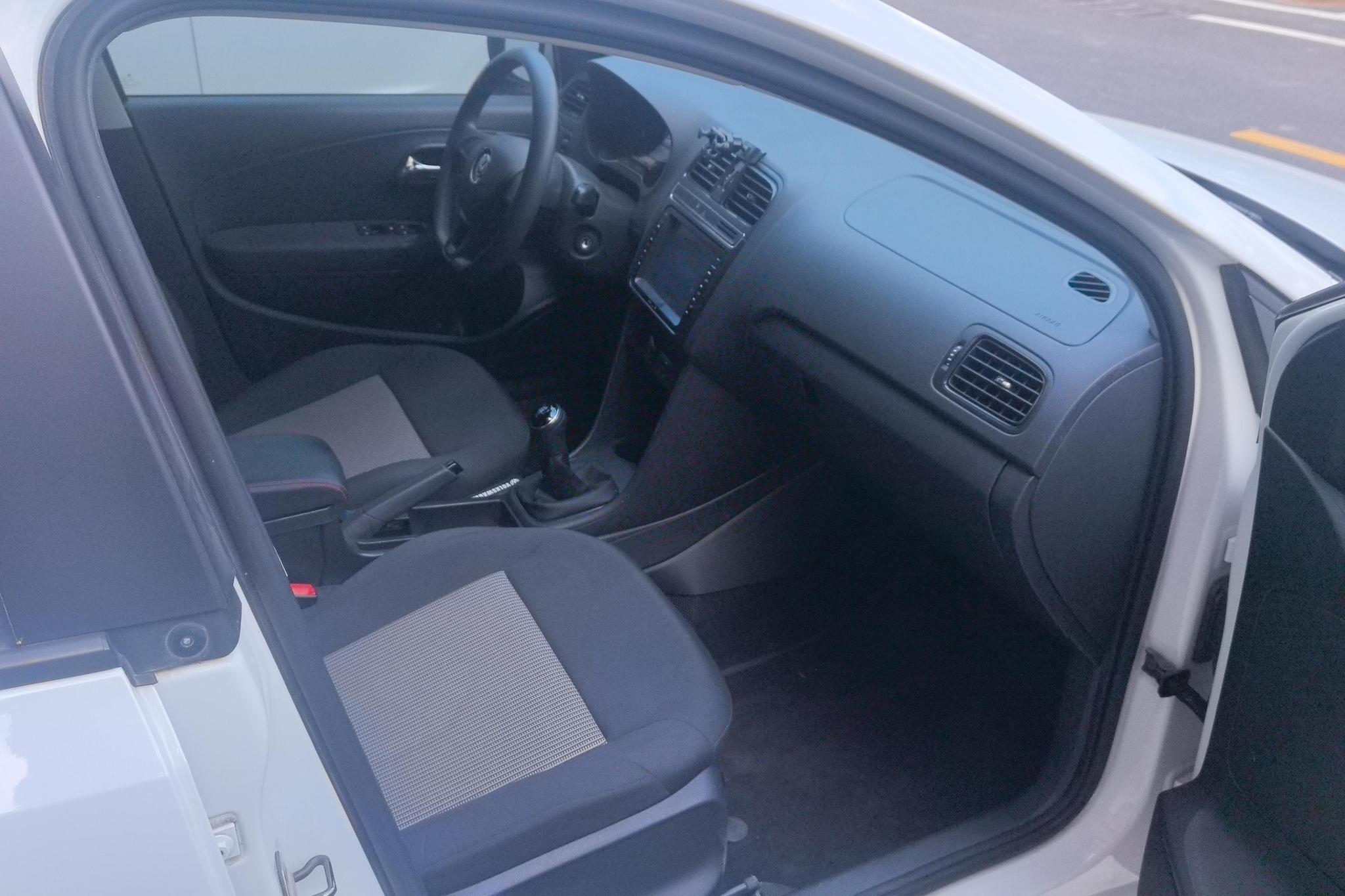 Volkswagen Polo 2014 1.4L MT