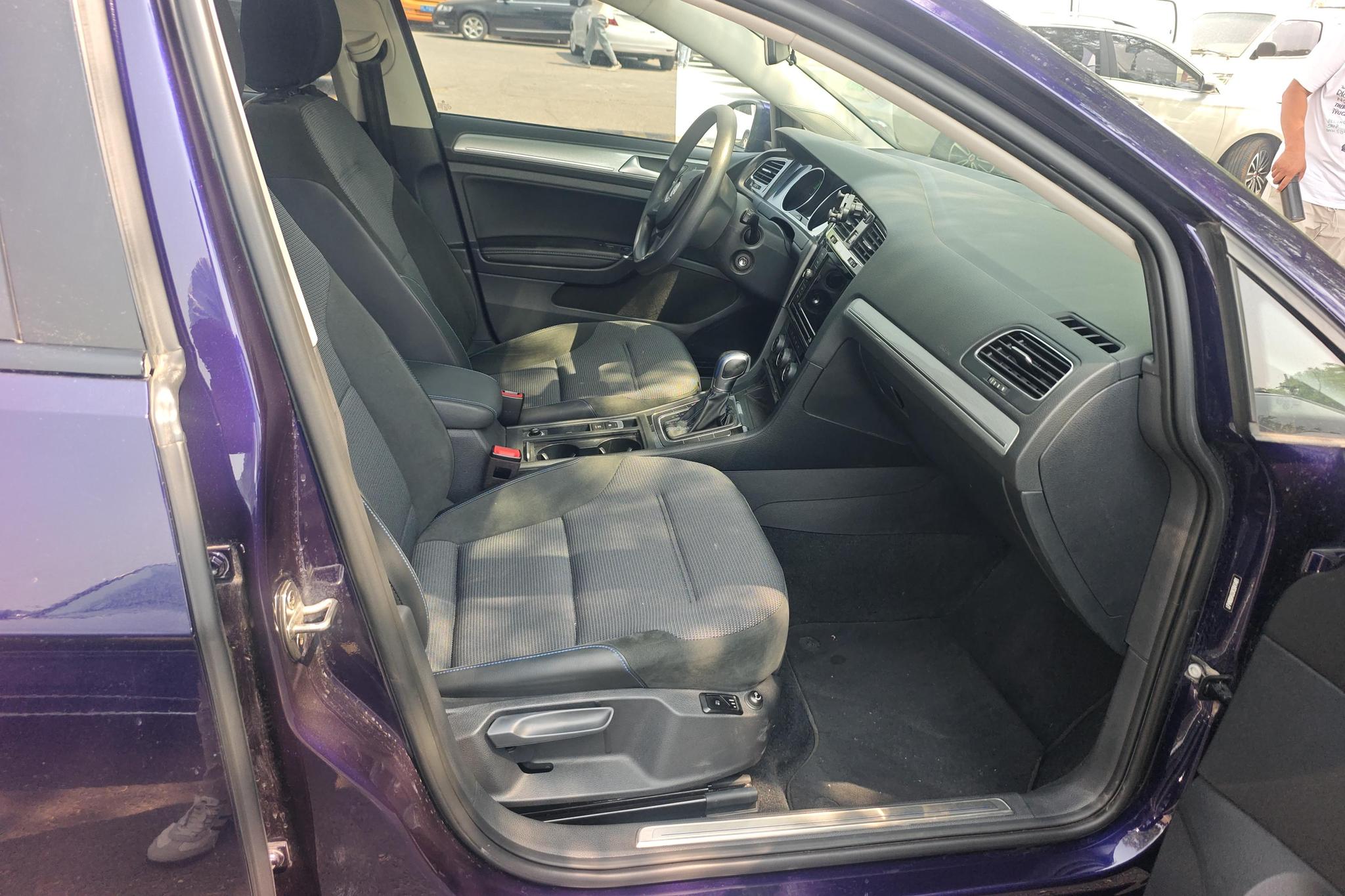 Volkswagen Golf ·