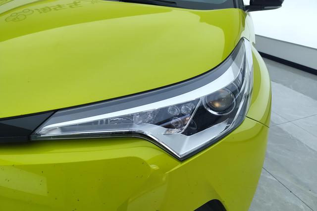 Toyota C-HR 2018 2.0 L VI — фото 4