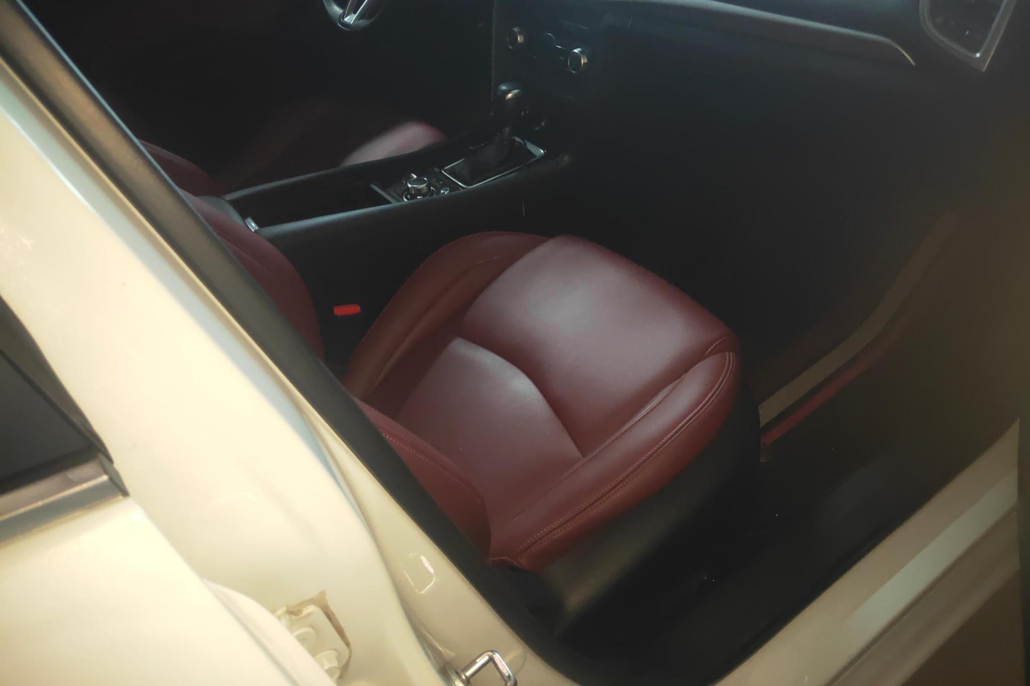 Mazda Mazda3 3 2017 1.5L AT Luxury V