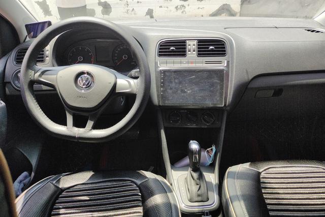 Volkswagen Polo 2016 1.4 L AT — фото 12